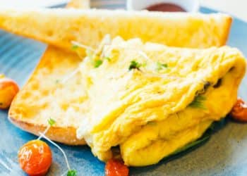 омлет-авокадо-лук-праз-чушки