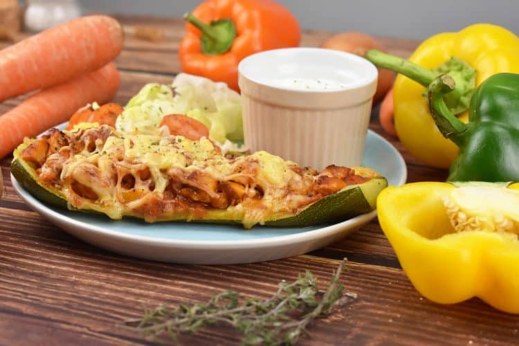 lodki-ot-tikvichki-pile-zelenchuci-ирина-атанасова